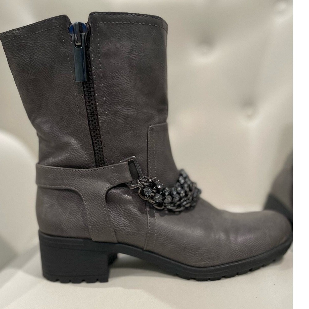Simply Vera Vera Wang Gray Faux Leather Embellished Chain Buckle Moto Boots 7.5M